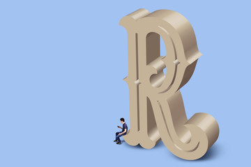 Hombre con un celular sentado sobre una letra R gigante © Renán Vicencio Uribe