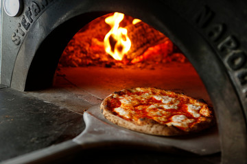 pizza  margherita appena tirata fuori dal forno 