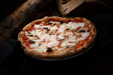 pizza al gusto ortolana ,  isolata sopra un tavolo in legno