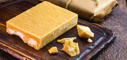 Sweet based on sugar cane of Azorean or Canary origin, called Rapadura, panela, cardboard, piloncillo, chancaca, empanizao and tapa de dulce. Consumed throughout Latin America.