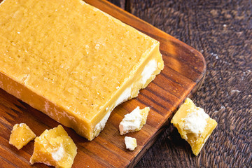 Rapadura is a sugar cane-based sweet, of African origin and consumed in Latin America, in countries like Colombia, Venezuela, Mexico, Ecuador and Guatemala.