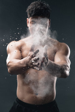 Weightlifter daub talcum powder on her hands