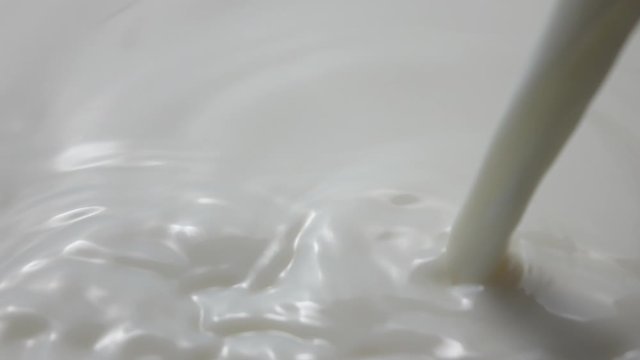 注がれるミルク