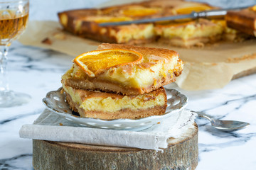  Citrus cake decorated with sliced orange