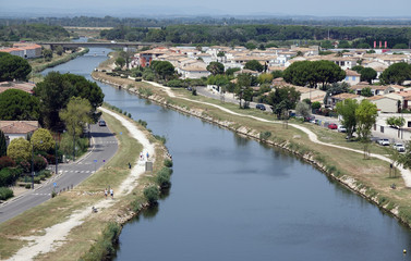Fototapeta na wymiar Canal du Rhone a sete in Aigues-Mortes