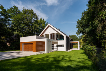 Elegant house with garden and garage