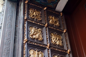 Obraz premium Złocone płaskorzeźby Katedry Santa Maria del Fiore - Florencja, Toskania, Wlochy