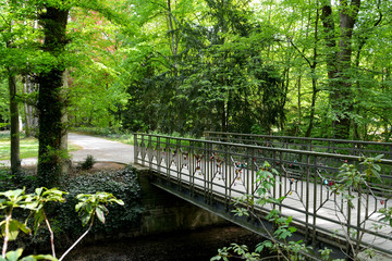 Br&uuml;cke mit Liebesschl&ouml;ssern im Stadtpark in G&uuml;tersloh, NRW