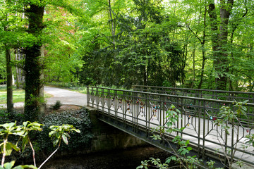 Brücke mit Liebesschlössern im Stadtpark in Gütersloh, NRW