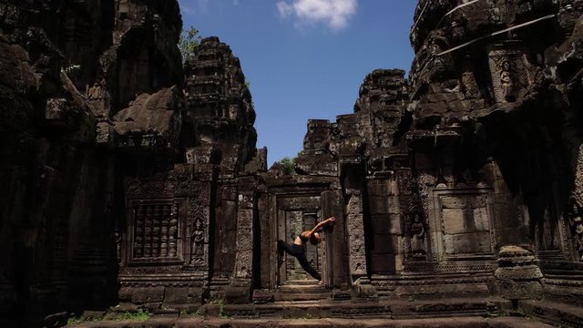 Bailarina danzando en la puerta de los templos milenarios de Angkor Wat