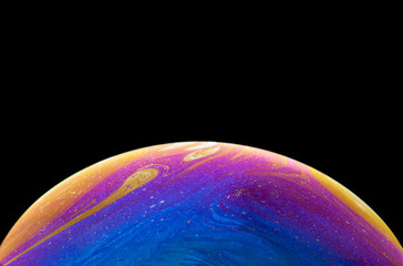 Burbuja de jabón simulando la atmosfera de un planeta con diferentes formas, colores y el fondo negro © Edgar1 BJ
