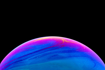 Burbuja de jabón simulando la atmosfera de un planeta con diferentes formas, colores y el fondo negro © Edgar1 BJ