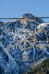 Décorations de Noël et montagnes des Alpes à Chamonix
