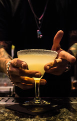 Amazing Bartender. Amazing Cocktail creation. Bevande alcoliche in posti di lusso