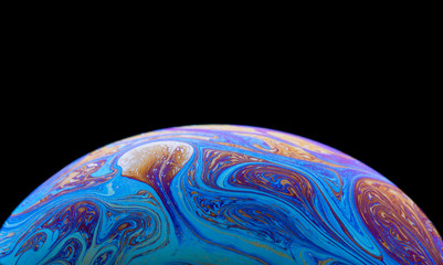 Burbuja de jabón simulando la atmosfera de un planeta con diferentes formas, colores y el fondo negro © Edgar1 BJ