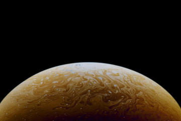 Burbuja de jabón simulando la atmosfera de un planeta con diferentes formas, colores y el fondo negro © Edgar1 BJ
