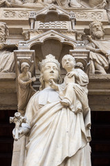 Statues of saints, angels and kings of the Notre-Dame de Paris. - 343978498