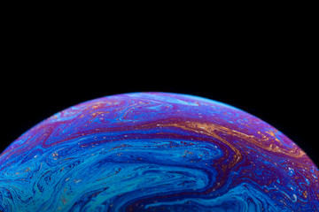 Burbuja de jabón simulando la atmosfera de un planeta con diferentes formas, colores y el fondo negro © Edgar1 BJ