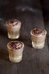 miska włoskiego makaronu spagetti z łososiem, pomidorkami koktajlowymi, suszonymi pomidorami i szpinakiem