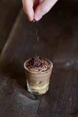 mus czekoladowy posypywany tartą czekoladą