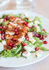 zdrowa świeża sałatka z kurczakiem serem pleśniowym, granatem, rukolą, sosem winegret