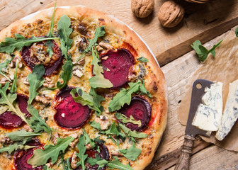 domowa włoska pizza z burakami serem pleśniowym kozim rukola orzechy włoskie © Generalnie