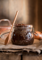 domowej roboty dżem z cebuli onion jam chutney na rustykalnym tle w słoiku © Generalnie