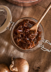 domowej roboty dżem z cebuli onion jam chutney na rustykalnym tle w słoiku © Generalnie