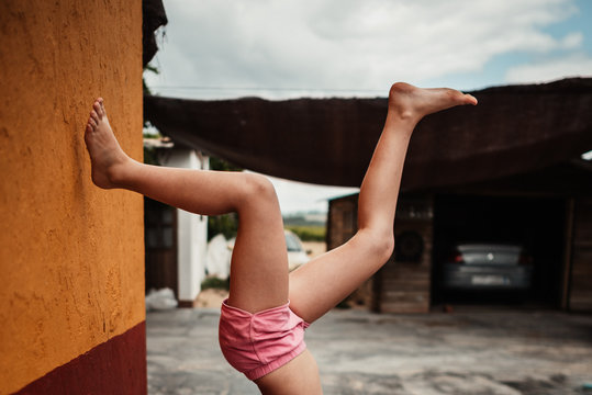 Ni&ntilde;o haciendo voltereta