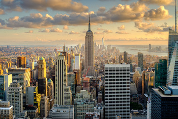 Obrazy na Szkle  Widok z lotu ptaka na Nowy Jork o zachodzie słońca z kilkoma znanymi na całym świecie zabytkami