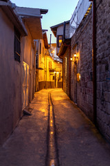 Fototapeta premium Nocny widok ulic historycznego miasta Antiochii, Antiochii, noszących ślady wielu cywilizacji i imperiów, takich jak Aleksander, Rzym itp. Jedno z ważnych miast Cesarstwa Rzymskiego