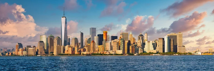 Foto auf Alu-Dibond Hochauflösender Panoramablick auf Lower Manhattan in New York City, aufgenommen vom Hafen von NY © kmiragaya