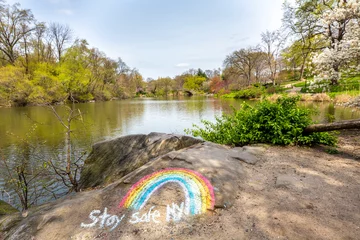 Printemps 2020-Coronovirus. Restez en sécurité NY..Central Park, New York City - Gapstow bridge.