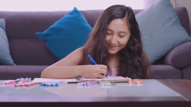 Adolescente bonita dibujando, ni&ntilde;a bonita haciendo dibujos, ni&ntilde;a en la mesa con lapices de colores, adolescente sonriente dibujando, ni&ntilde;a bonita haciendo un dibujo en su casa muchos lapices de colores