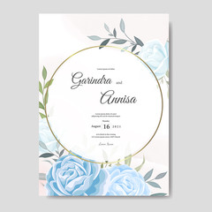 Obraz premium Elegant wedding invitation card with beautiful flower and leaves premium vector