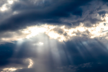 Nuvens escuras sendo cortas por raios de sol