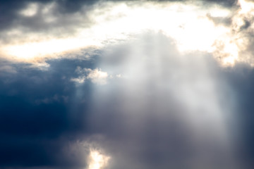 raios de sol cortando nuvens de tempestade