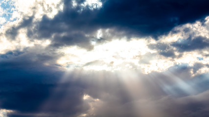 raios solares e nuvens de chuva
