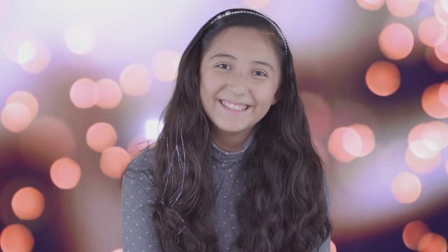 ni&ntilde;a bonita sonriendo, adolescente sonriendo y haciendo gesto amable, ni&ntilde;a adolescente haciendo gesto amable con una linda sonriza, ni&ntilde;a bonita con un fondo bonito sonriendo a la camara