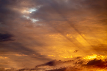 Fototapeta na wymiar Raios solares e nuvens coloridas do alvorecer