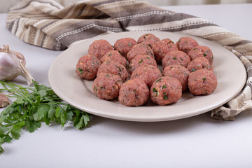 Albóndigas caseras sobre plato color neutro, y trapo rústico