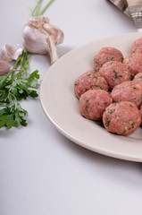 Albóndigas caseras sobre plato color neutro, y trapo rústico