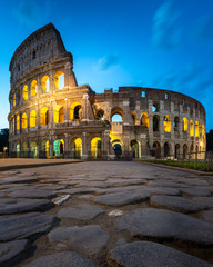 Fototapeta na wymiar Colosseo all'Alba