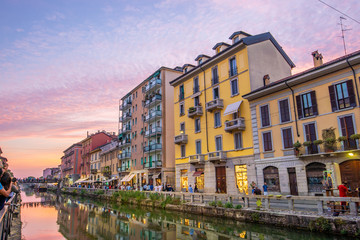 Fototapeta premium Widok na zatłoczoną dzielnicę Naviglio Grande w Mediolanie
