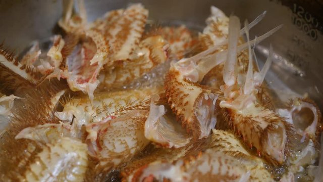 毛蟹の殻で出汁を撮っている様子。