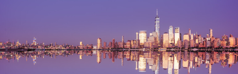 Fototapeta na wymiar Reflecting Skyline of New York