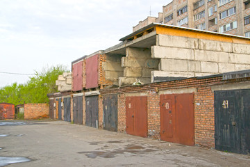 Unfinished two-story car garages, without the possibility of a car entering them