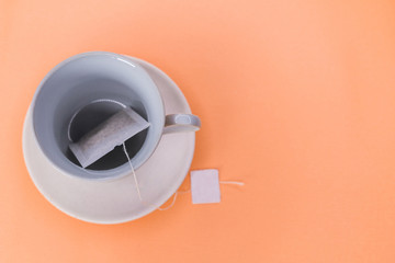 Taza de té filtrante vacia