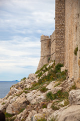 Muralla de Dubrovnik en Croacia, con monta&ntilde;a y mar. Construida sobre la roca del mar Mediterraneo. Hist&oacute;rico pueblo tur&iacute;stico costero. 