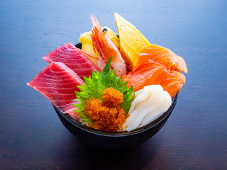 Seafood don (Assorted seafood rice bowl)